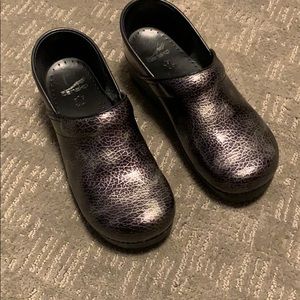 Dansko size 40 couple scuffs, but still look new.